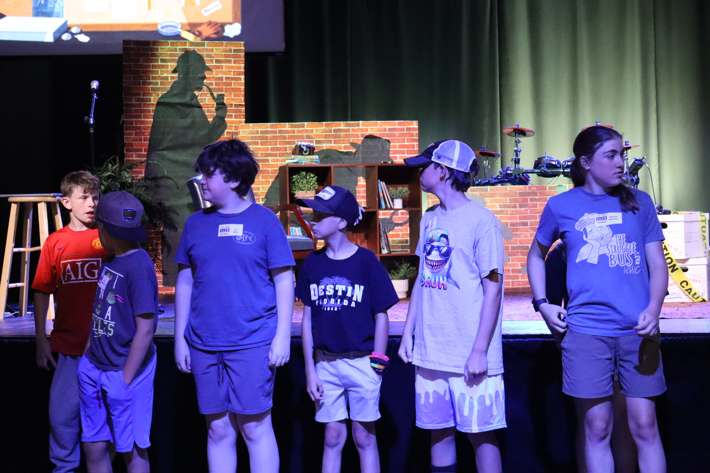 CVPre-teens worshipping